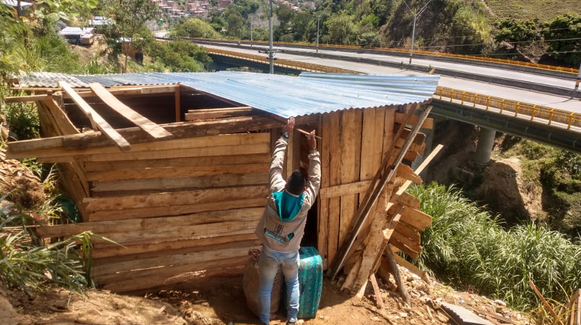 FOTOS: Autoridades desmontaron invasiones donde se asentaron personas en riesgosa zona de Vallejuelos 