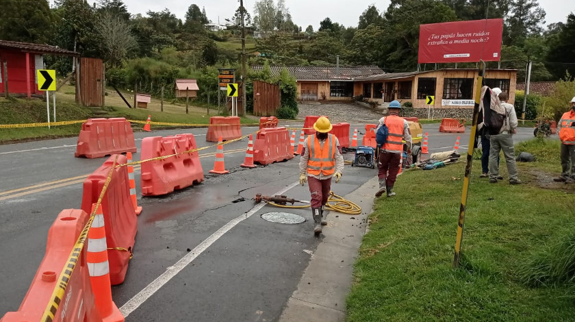 ¡Pilas! En la vía Palmas – Don Diego se dañó una tubería y hay movilidad reducida por la reparación