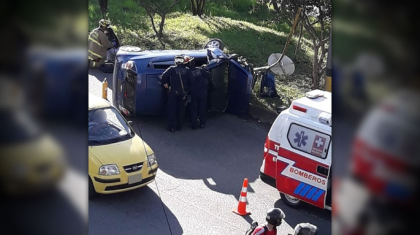 ¡No se mataron de ‘milagro’! Se le estalló una llanta al carro y terminaron volcados en toda la Autopista
