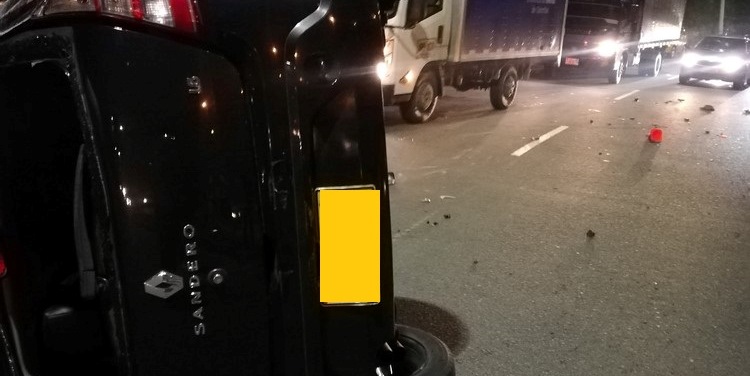 FOTOS: Conductor perdió el control y terminó volcado en Robledo