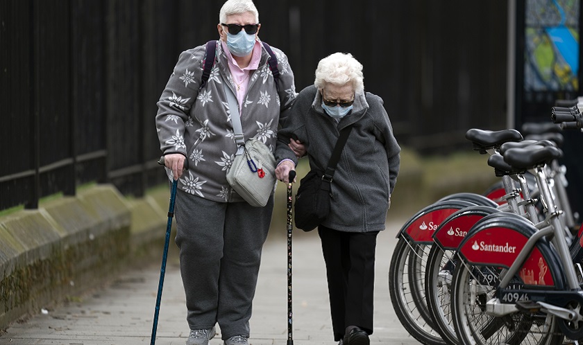 La vacuna de Oxford contra la covid genera respuesta inmune en ancianos