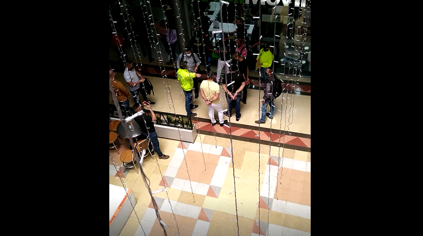 VIDEO. Cinco presuntos extorsionistas fueron capturados por el Gaula en centro comercial de Medellín 1 captura en monerrey