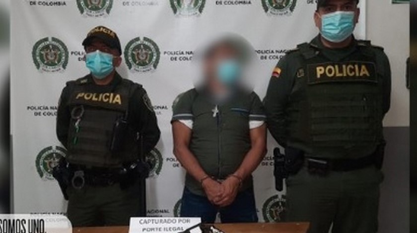 ¿Muy 'machito'? Estaba dando disparos al aire pero la Policía lo capturó cuando pretendía huir 1 Captura con arma