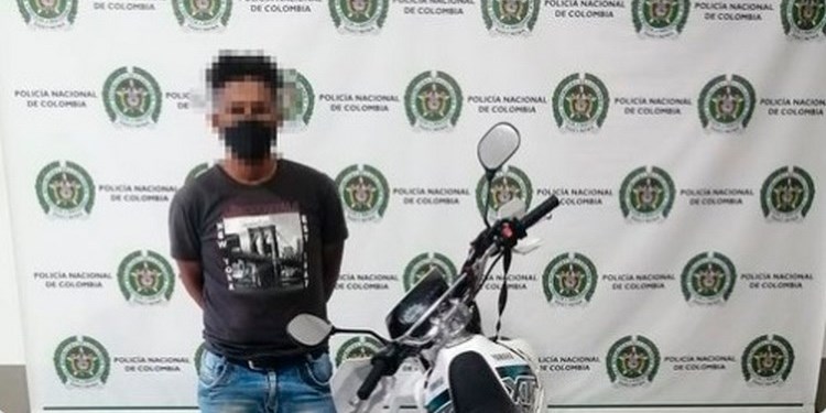 FOTOS: Tres capturados tras estar conduciendo moto hurtada y con placa falsa 1 capturado placa moto falsa