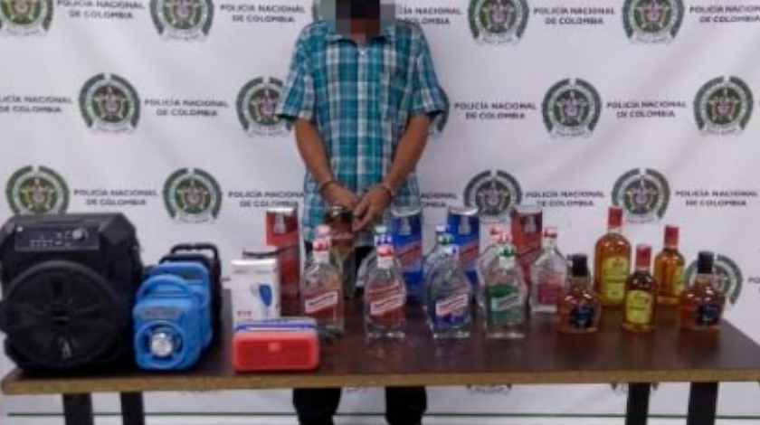 ¿Qué dijo, navidad? A este lo pillan robándose varias botellas de trago 1 capturado robando