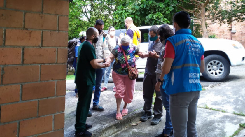 FOTOS. ¡Qué bien! Ya fueron por doña Teresa y le brindarán toda la ayuda que necesite