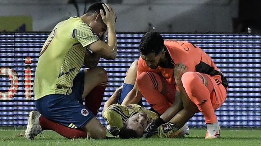 ¡Confirmado! Santiago Arias se fracturó el peroné izquierdo y deberá someterse a operación obligatoria 1 Fractura Santiago Arias