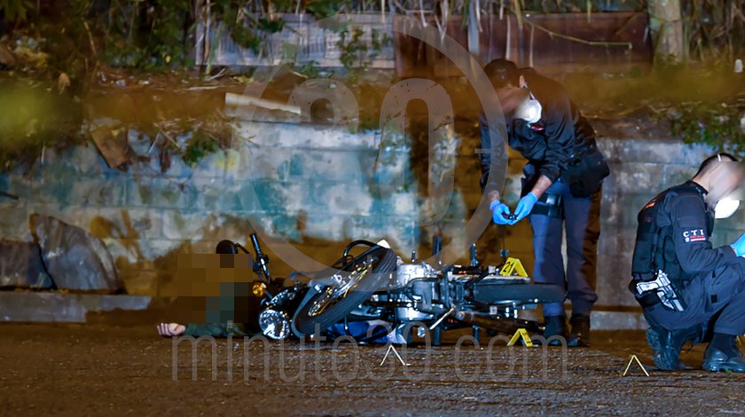 EN FOTOS. ¡Se lo ‘bajaron’ en la moto! En el barrio Florencia fue asesinado por sicarios un motociclista 6 homicidio barrio florencia 20 10 2020 1