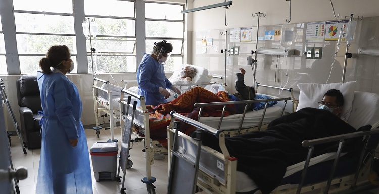 Los hospitales de Perú se vacían