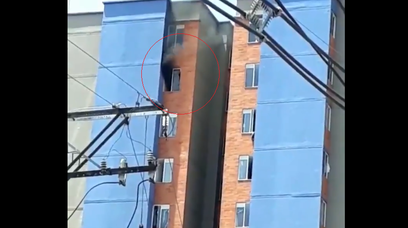 EN VIDEO: Se prendió el calentador de gas de un apartamento en Bello y se está incendiando el lugar