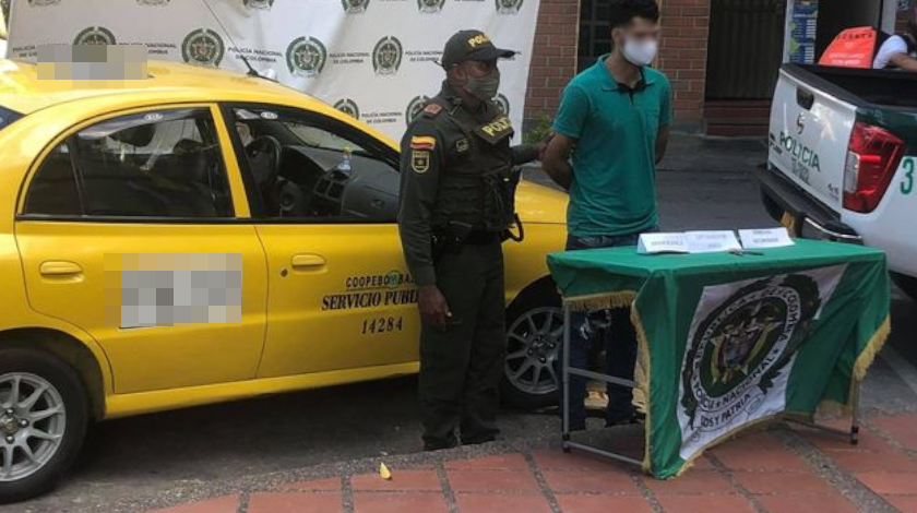 ¡Qué rabia! Con una mujer este sujeto atracó a un taxista y aunque lo cogieron, ella se llevó toda la platica 1 ladron