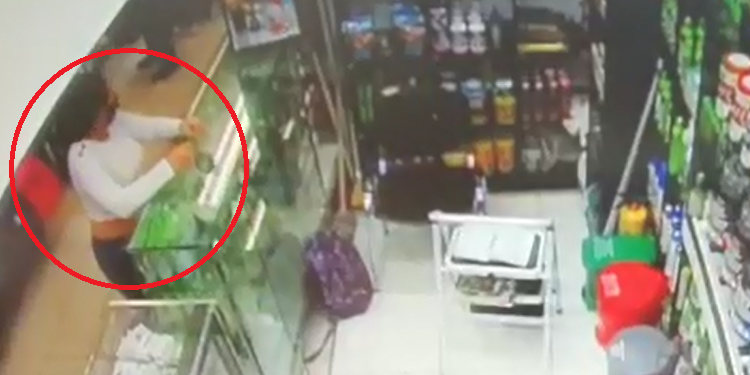 EN VIDEO: ¡Qué ‘lisa’! Se robó la plata del día de un almacén, mientras otros dos sujetos distraían a la vendedora 1 ladrona en el centro de medellin