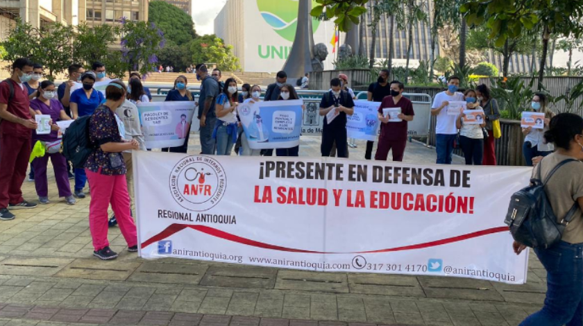 FOTO. Internos y Residentes adelantan marcha porque “el Gobierno les falló en los pagos”