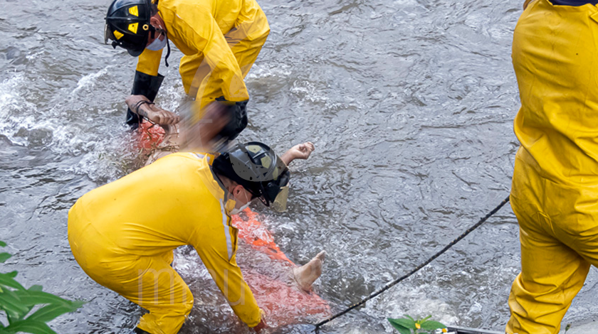 EN FOTOS Y VIDEO: ¡Desnudo y con heridas de cuchillo! Sacaron un muerto del río Medellín 2 muerto en el rio medellin 23 10 2020 1