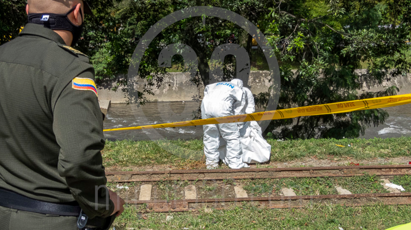 EN FOTOS Y VIDEO: ¡Desnudo y con heridas de cuchillo! Sacaron un muerto del río Medellín 10 muerto en el rio medellin 23 10 2020 10