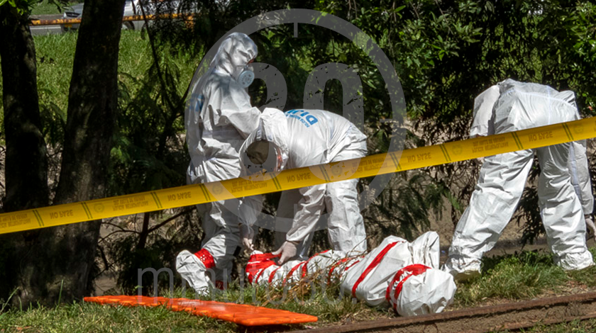 EN FOTOS Y VIDEO: ¡Desnudo y con heridas de cuchillo! Sacaron un muerto del río Medellín 11 muerto en el rio medellin 23 10 2020 11