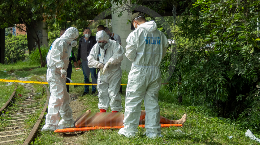 EN FOTOS Y VIDEO: ¡Desnudo y con heridas de cuchillo! Sacaron un muerto del río Medellín 9 muerto en el rio medellin 23 10 2020 3