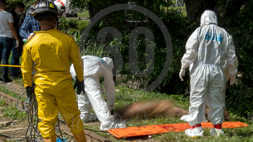 EN FOTOS Y VIDEO: ¡Desnudo y con heridas de cuchillo! Sacaron un muerto del río Medellín 4 muerto en el rio medellin 23 10 2020 7