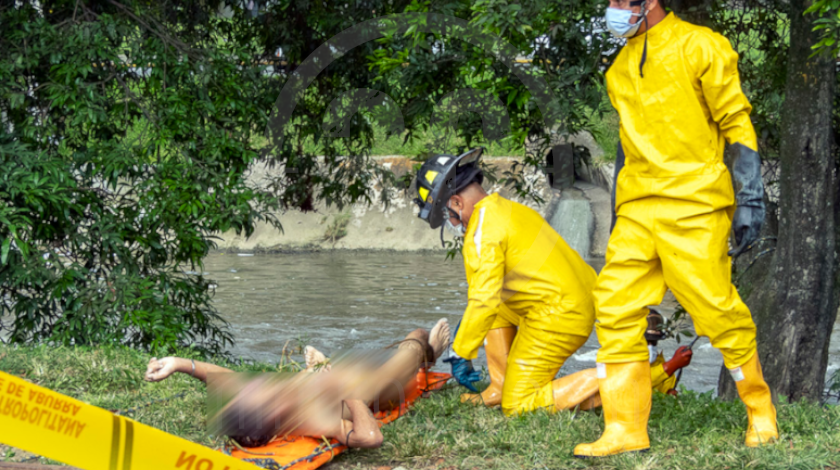 EN FOTOS Y VIDEO: ¡Desnudo y con heridas de cuchillo! Sacaron un muerto del río Medellín 3 muerto en el rio medellin 23 10 2020 8