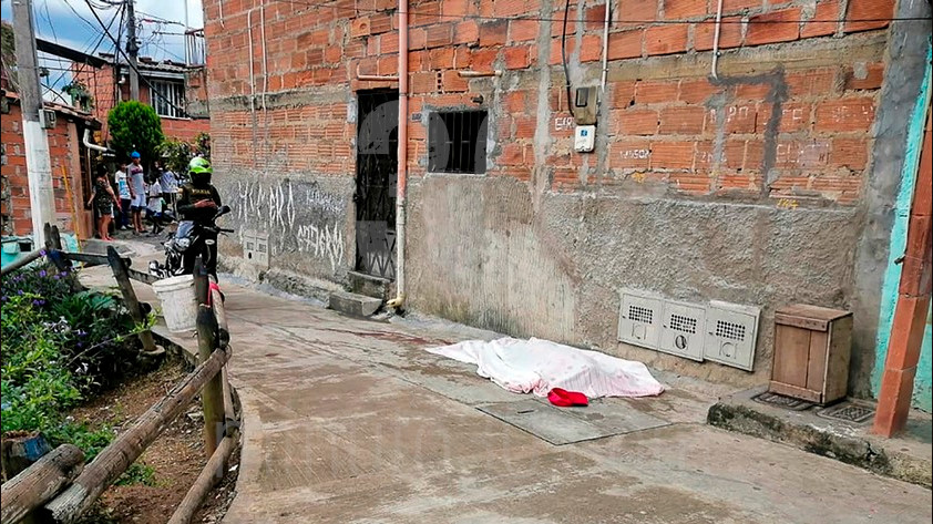 FOTOS: Lo acribillaron a tiros, esta tarde mataron a un señor en el barrio La Sierra 7 muerto la sierra31 10