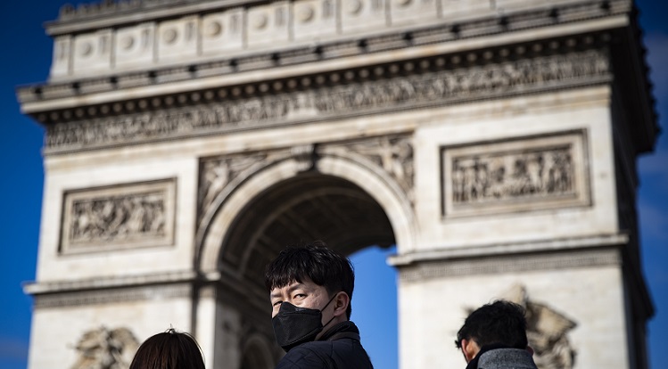 París cierra bares y limita restaurantes y facultades para frenar la pandemia