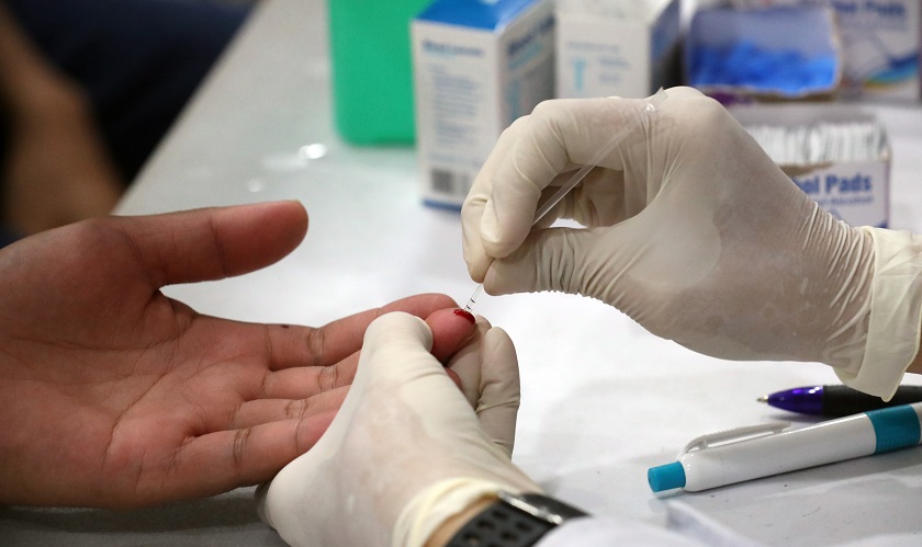 Casos COVID en mundo superan los 43 millones