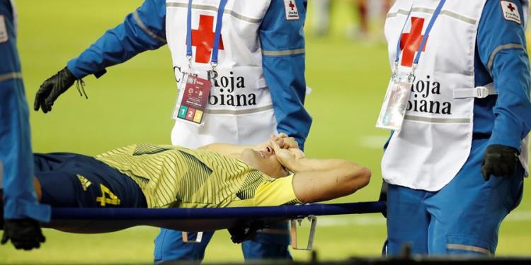 ¡Rumbo a Madrid! Santiago Arias sufre fractura de peroné y daños en el tobillo izquierdo 1 santiago arias lesion