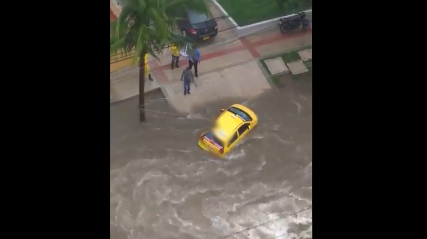 EN VIDEO: ¡Impresionante! Arroyo en Barranquilla arrastró un taxi con dos personas en su interior