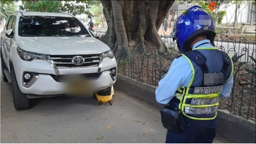 FOTOS: ¿Es de los que parquea mal? Llegaron con cepos a ponerle orden al sector de Laureles