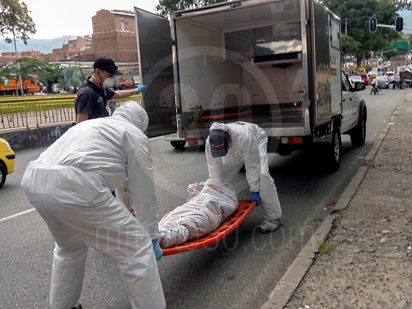 FOTOS: ¡Le dieron varias puñaladas! Habitante de calle fue asesinado en puente peatonal de La Macarena 13 10