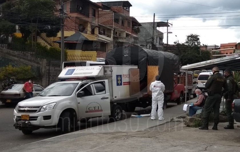 FOTOS Y VIDEO: ¡Estaba colgado dentro de un camión! Encontraron a un hombre muerto en el Doce de Octubre 12 3 9