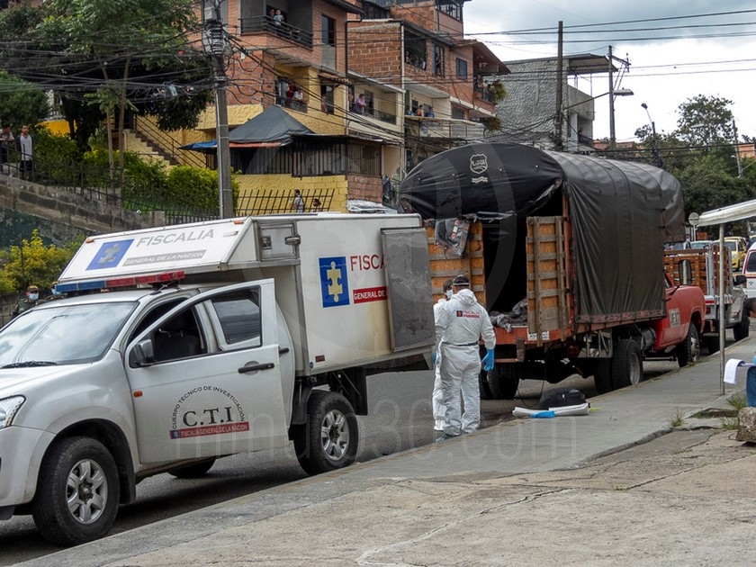 FOTOS Y VIDEO: ¡Estaba colgado dentro de un camión! Encontraron a un hombre muerto en el Doce de Octubre 8 7 1