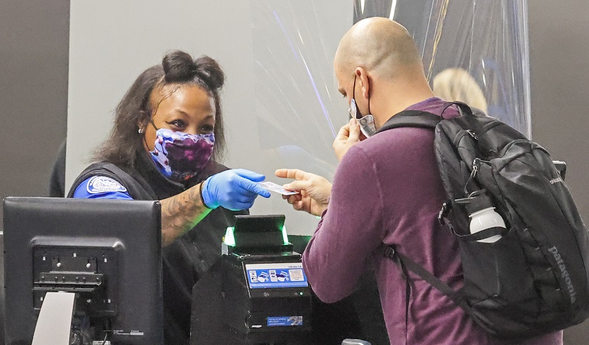 Millones de viajeros ignoran una pandemia fuera de control en EE.UU. y se van de viaje en Acción de Gracias