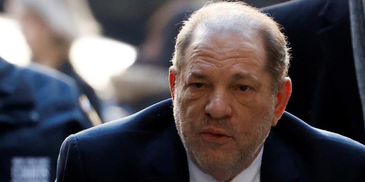 Aíslan en prisión al productor de cine Harvey Weinstein por síntomas de covid