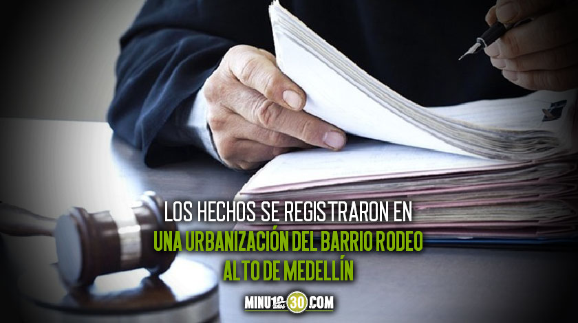 A responder por maltrato animal un sujeto que agarró a pata a un perrito porque le habría gruñido al suyo 1 Imputan cargos contra hombre que habria lesionado a un perro por grunirle a su animal de compania