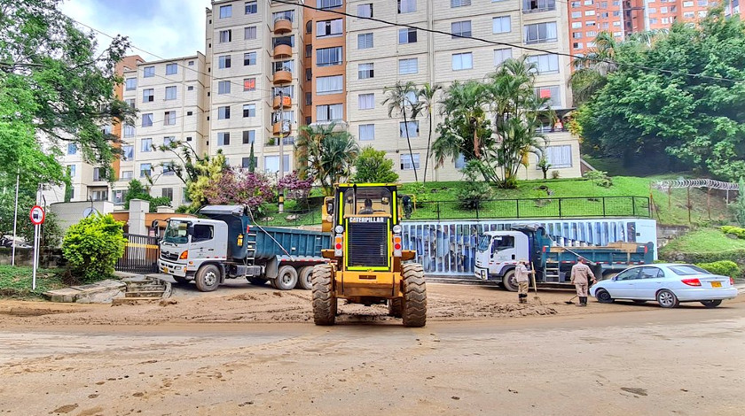 FOTOS: Con maquinaria amarilla están limpiando zona afectada por inundaciones en la Loma del Indio 