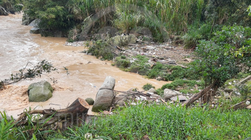EN FOTOS: Entre basura fue hallado un cuerpo a la orilla del Río Medellín, a la altura de Barbosa 12 MUERTO EN EL RIO A LA ALTURA DE BARBOSA 1
