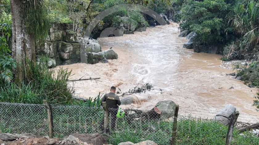 EN FOTOS: Entre basura fue hallado un cuerpo a la orilla del Río Medellín, a la altura de Barbosa 10 MUERTO EN EL RIO A LA ALTURA DE BARBOSA 3