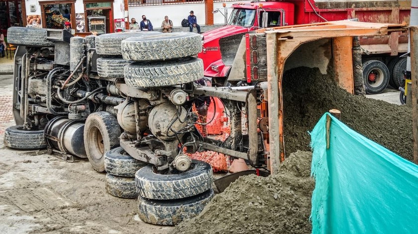 FOTO: ¡Tremendo susto! Volqueta cargada de arena se volteó en pleno parque principal de Cocorná