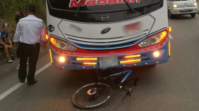 VÍDEO: ¡Qué susto! Ciclista que va para la vuelta Colombia se accidentó en la Medellín- Bogotá 1 accidente ciclista weimar roldan 1