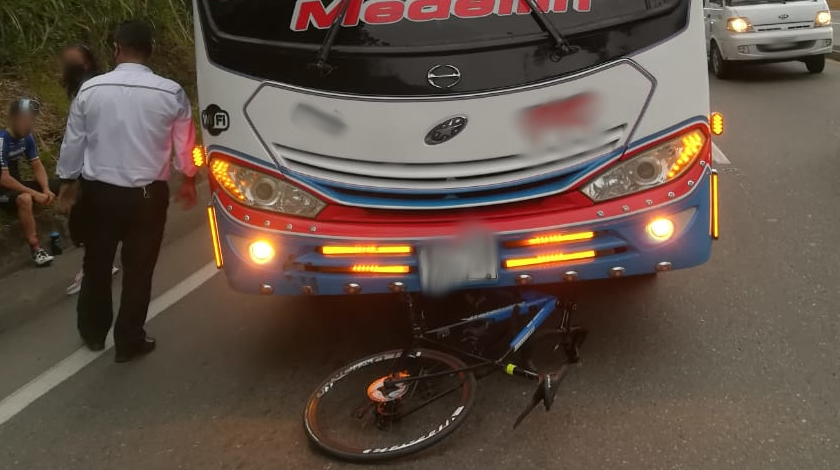 VÍDEO: ¡Qué susto! Ciclista que va para la vuelta Colombia  se accidentó en la Medellín- Bogotá