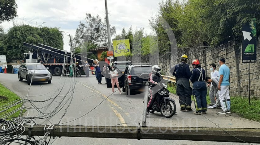 EN FOTOS: ¡Ojo, hay tremendo taco! Cierre total en la vía al Escobero, por caída de postes