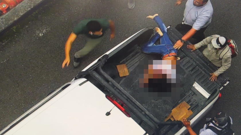 FOTO: ¡Un héroe! Un ciudadano fue quien sacó con vida a la mujer que sobrevivió al accidente de la Loma del Escobero