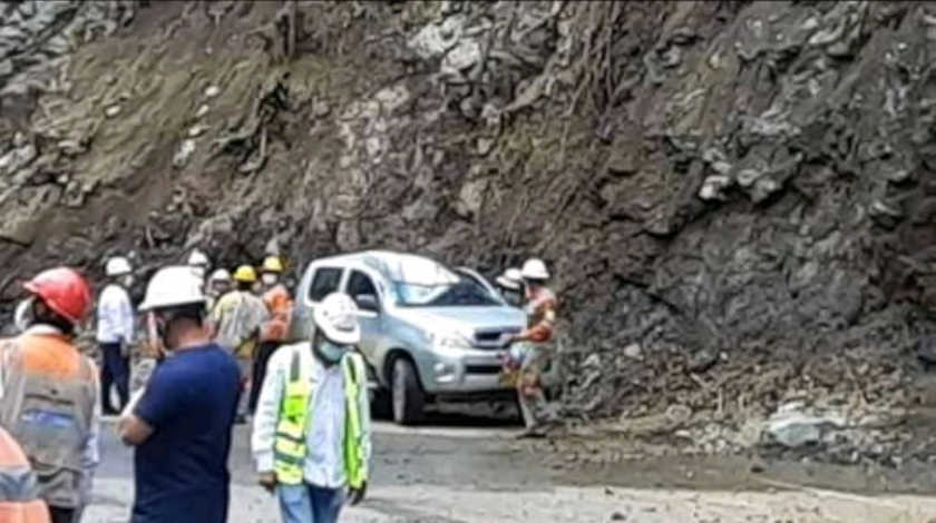EN VIDEO: ¡Qué tragedia! Se desprendió una roca, cayó sobre un carro y mató al conductor