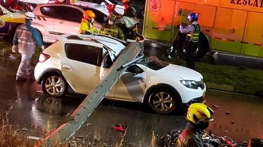 FOTOS Y VIDEO: Terrible accidente en la noche del pasado domingo, un poste le cayó encima a un carro por Industriales