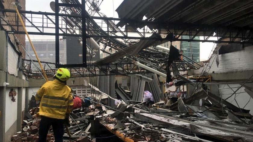 FOTOS: ¡Qué susto! Un lesionado dejó el colapso de antena de comunicaciones en la 30