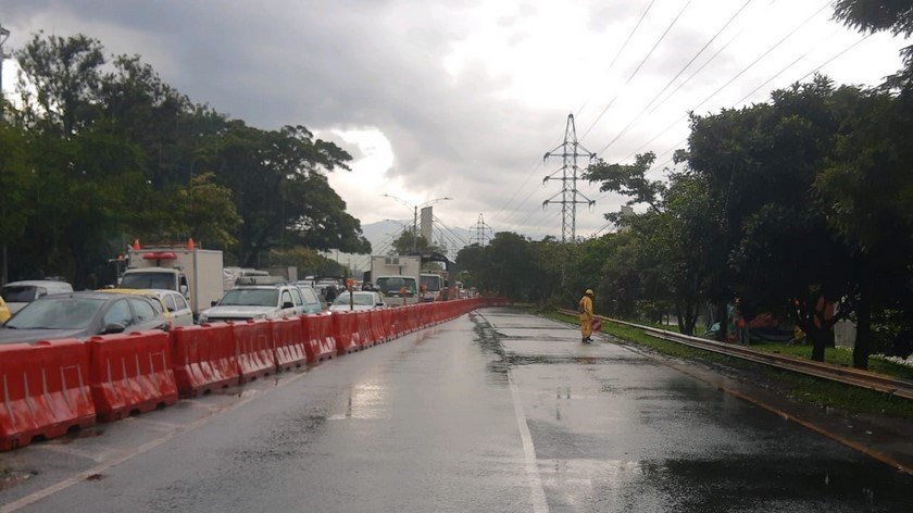 FOTOS: ¡OJO! Cierran calzada izquierda de la Autopista Sur a la altura de la estación Ayurá