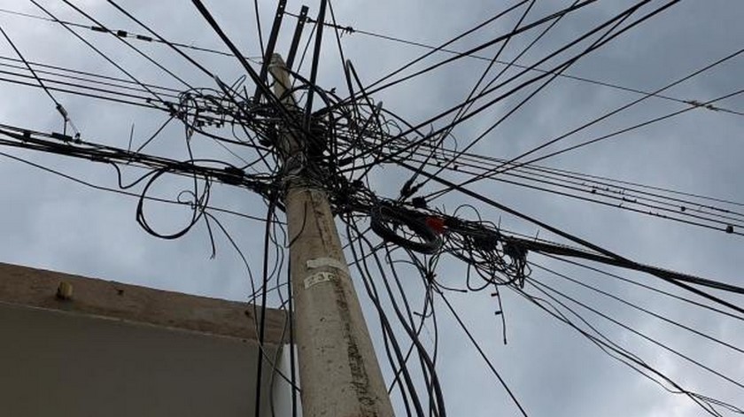 Video: ¡Qué susto! Niña se salvó de ser electrocutada luego de que un cable de luz le cayera encima 1 cables poste de luz