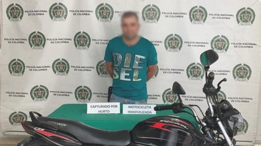 FOTO: ¡Tremenda ‘biblia’! Capturado tras intentar robar una moto en Medellín 1 capturado moto ladron