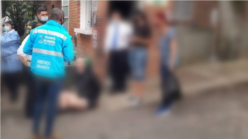 FOTOS: Extranjero alterado con síndrome de abstinencia requirió asistencia de las autoridades y la Personería de Medellín